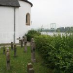 Apsis der romanischen Kirche mit Anbauten des 17. Jh. und Blick auf die Rodenkirchener Autobahnbrücke. (Foto: Thomas Felshart)