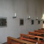 In die Seitenwände der Kirche sind zwölf Leuchter eingelassen, welche die Namen der zwölf Apostel tragen. So wird symbolisch dargestellt, dass die Kirche auf dem Glauben und der Botschaft dieser ersten Zeugen aufbaut. (Foto: Thomas Felshart)