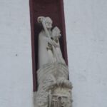 An der Rheinseite der Kirche befindet sich diese vom Bildhauer Stefan Kaiser geschaffene Figur des Heiligen Maternus. (Foto: Thomas Felshart)