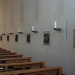 In die Seitenwände sind die Stationen des Kreuzweges eingelassen, die Karl Burgeff in den Jahren 1994 – 1997 schuf. Ursprünglich für den Dom zu Münster vorgesehen, wurden sie auf Vermittlung der Kunstkommission des Erzbistums Köln der Gemeinde vorgestellt und gelangten 2001 in die Josephskirche. (Foto: Thomas Felshart)