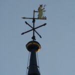 Auch in der Wetterfahne ist der Heilige Maternus abgebildet. (Foto: Thomas Felshart)