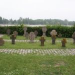 Der Friedhof südlich neben der Kirche gelegen. Hier wurden so genannte Memoriensteine gefunden, die darauf schließen lassen, dass sich schon im 6. Jh. an dieser Stelle eine Kirche mit Friedhof befunden hat. (Foto: Thomas Felshart)