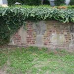 Grabsteine auf dem südlich neben der Kirche befindlichen Friedhof. (Foto: Thomas Felshart)