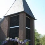 Glockenturm der 1954 eingeweihten Kirche St. Georg in Köln-Weiß (Foto: Thomas Felshart)