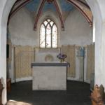 In den 80er Jahren des 20. Jh. ersetzte Elmar Hillebrand das schlichte, rundbogige Apsisfenster durch ein Maßwerkfenster, das er mit dem transluzierenden Halbedelstein Onyx schloss. (Foto: Thomas Felshart)