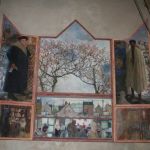 An der Westwand befindet sich dieser Flügelaltar von Anna M´barek. Er stellt Szenen aus dem Leben der Heiligen Thomas Morus und Johannes des Täufers dar. Geschaffen um 1980. (Foto: Thomas Felshart)