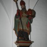 Barocke Figur des Patrons der Kirche, des Heiligen Maternus. Er trägt die Insignien der drei Bistümer (Köln, Trier und Tongern), die er gegründet haben soll. (Foto: Thomas Felshart)