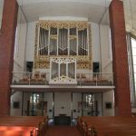 Blick auf die Empore und die 1991 geweihte Oberlinger-Orgel. Der Gehäuseentwurf und die farbige Fassung von Hauptwerk und Rückpositiv stellen eine Bereicherung des Raumbildes dar. (Foto: Thomas Felshart)
