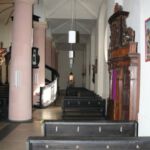Blick in das südliche Seitenschiff mit dem Tabernakel. An der Wand erkennt man einen spätbarocken Beichtstuhl, der ebenfalls zur Kirche St. Johannes Evangelist in der Kölner Innenstadt gehörte.
