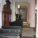 Blick in das nördliche Seitenschiff. An der Wand erkennt man einen spätbarocken Beichtstuhl, der ehemals zur Kirche St. Johannes Evangelist in der Kölner Innenstadt gehörte. (Foto: Thomas Felshart)