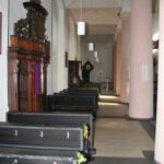 Nördliches Seitenschiff. An der Wand erkennt man einen weiteren, spätbarocken Beichtstuhl aus St. Johannes Evangelist.