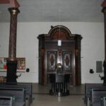 Windfang im Eingangsbereich, ebenfalls aus der Kirche St. Johannes Evangelist.