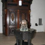 Taufbrunnen, von Theo Heiermann (1961) im Eingangsbereich der Kirche.