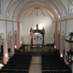 Blick von der Orgelempore in den Kirchenraum.