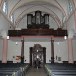 Blick auf den Eingangsbereich und die Orgel.