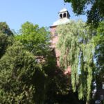 Blick auf den 31 Meter hohen Glockenturm der Sürther Kirche.
