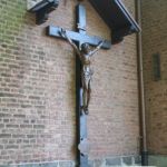Das Kreuz an der Eingangsfassade der Kirche erinnert an die Missionen vergangener Jahre. (Foto: Thomas Felshart)