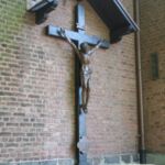 Das Kreuz links neben dem Hauptportal erinnert an die sog. "Volks-Missionen" früherer Jahre.