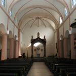 Blick in den dreischiffigen basilikalen Kirchenraum.