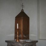 Der Tabernakel aus Bronze auf dem Altar im südlichen Seitenschiff ist eine Arbeit von Theo Heiermann aus dem Jahre 1972. (Foto: Thomas Felshart)