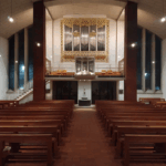 Blick auf die Empore und die 1991 geweihte Oberlinger-Orgel (Foto: Thorsten Rascher)