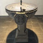 Taufbecken aus gotischer Zeit. Fuß u. Sockel nach historischer Vorlage neu geschaffen von Stefan Kaiser. Ebenso der Bronzedeckel. (Foto: Peter Nüsser)