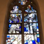 Christus und Petrus auf dem See. Fenster in der nördlichen Kirchwand von Clemens Schmidt (1954) in gotischem Maßwerk (Foto: Peter Nüsser)