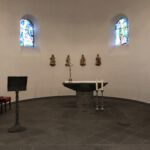 Altarraum von Alt St. Maternus mit dem von Elmar Hillebrand gestalteten Altar und dem Ambo von Ho Sang Tong. (Foto: Peter Nüsser)