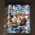 Das Maternusfenster von Conrad Schmidt (1954) zeigt die Legende von der Auffindung des Leichnams des hl. Maternus am Rodenkirchener Ufer (Foto: Peter Nüsser)