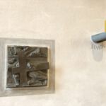 Kreuzwegstation mit einem Apostelleuchter im linken Seitenschiff (Foto: Peter Nüsser)