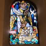 Linkes Chorraum-Fenster: Hl. Nikolaus, Schutzpatron der Schiffer von Clemens Schmidt, 1954 (Foto: Peter Nüsser)