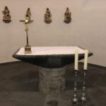 Altar (Elmar Hillebrand) mit Barockkreuz und den vier Evangelisten (von der früherern Kanzel in St. Maternus) an der Chorwand (Foto: Peter Nüsser)