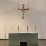 Altar (Entwurf: Gottfried Böhm) mit dem Altarkreuz von Walter Prinz, 1972)
Foto: Peter Nüsser
