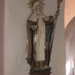 Barock-Statue der hl. Scholastika am nördlichen Mittelpfeiler (Foto: Peter Nüsser)