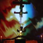 Glaubenswoche 2010 in St. Joseph: Altarkreuz und Monstranz in einer Lichtinstallation (Foto: Peter Nüsser)