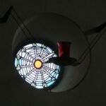 Mit der im Rundfenster hängenden Ewig-Licht-Ampel ist die Tradition der Schifferleuchte aufgegriffen. (Foto: Thomas Felshart)