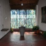 Das Fenster in der Taufkapelle von Paul Weigmann, Leverkusen, bezieht sich durch die Darstellung von Wasserpflanzen auf die Taufe. (Foto: Thomas Felshart)