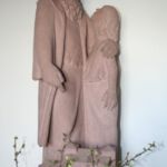 Statue des Hl. Joseph im Vorraum der Kirche, geschaffen von Stefan Kaiser. Der Patron der Kirche wendet sich seinem Ziehsohn Jesus zu und weist mit seiner Rechten auf das Modell der Josephskirche. (Foto: Thomas Felshart)