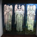 Drei Engel nach einem Entwurf von Lucia Mentis, schmücken die Nikolauskapelle in nördlichen Seitenschiff. (Foto: Thomas Felshart)