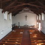 Der Kirchenraum von der Empore aus gesehen. Gut zu sehen der holzverkleidete Dachstuhl mit sichtbarer Balkenkonstruktion. (Foto: Thomas Felshart)