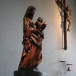 Der Kruzifixus, wohl aus der Zeit um 1500, ist eine Leihgabe der Familie Hillebrand. Die Madonna ist wohl in der Mitte des 14. Jh. im Rhein-Maas-Gebiet entstanden und stand vormals in der Georgskapelle. (Foto: Thomas Felshart)