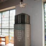 Ein altes christliches Symbol ist die Taube. Hier trägt sie das Ewige Licht über dem Tabernakel im Chorraum der Georgskirche. (Foto: Thomas Felshart)