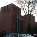 Der Eingangsbereich der Kirche St. Joseph in Köln-Rodenkirchen von der Weißer Straße Ecke Siegstraße aus gesehen. (Foto: Thomas Felshart)
