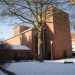 Die Pfarrkirche St. Joseph, gesehen von der Bushaltestelle an der Weißer Straße, aufgenommen im Januar 2009. (Foto: Stefan Braun)