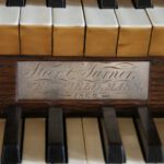 Fabrikschild der Orgel (Foto: Stefan Braun)