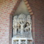 Skulptur im Durchgang zwischen Kirche und Pfarrhaus zum Rhein hin (Foto: Thomas Felshart)