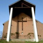 Das im Osten über den gerade abschließenden Chorraum hinausragende Satteldach auf zwei gemauerten Stützen erinnert an ein "Bootshaus", in dem die Schiffer Zuflucht finden können. (Foto: Thomas Zalfen)