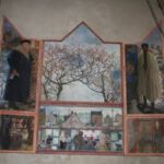 An der Westwand befindet sich dieser Flügelaltar von Anna M´barek. Er stellt Szenen aus dem Leben der Heiligen Thomas Morus und Johannes des Täufers dar. Geschaffen um 1980. (Foto: Thomas Felshart)