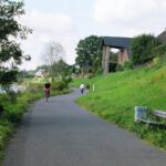 Die Weißer Uferpromenade mit Blick auf den Außenaltar der Georgskirche (Foto: Thomas Felshart)