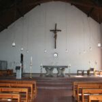 Der Chorraum der Georgskirche. Die Mensa des Altars ruht auf Füßen, deren amorphe, weiche Formen charakteristisch für die Plastik der 50er Jahre sind. Die Füße werden als Seesterne gedeutet. (Foto: Thomas Felshart)